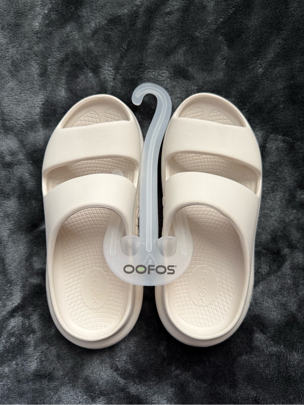 NEW OOFOS off-White/ cream  Slip-On RECOVERY WOMENS SIZE 5 slide sandals.
